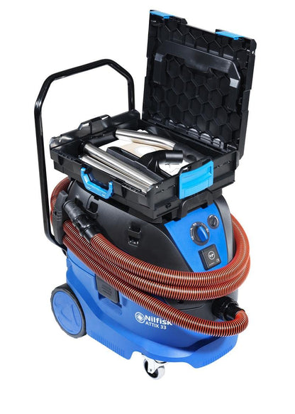Nilfisk Sicherheitssauger ATTIX 33-2H PC 220-240V 50/60HZ EU ASBES (Gewicht: 14,5 kg, Max. Behältervolumen: 30 Liter, InfiniClean, Adapterplatte, Trolleygriff) 107412183, Schwarz/Blau